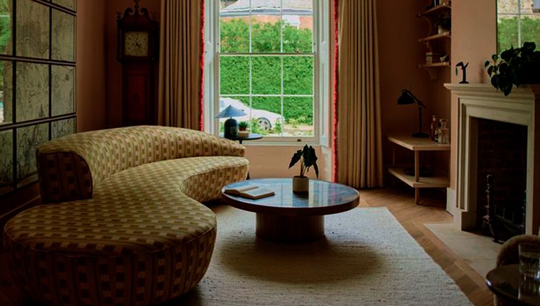 sala de estar Mientras que la simetría ofrece una sensación de orden y calma, la asimetría (como en este caso) puede inyectar energía y personalidad a una sala de estar. Foto: Lauren Gilberthorpe