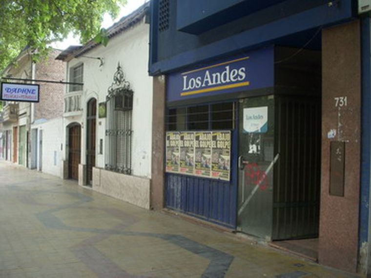 Dos sujetos robaron en el depósito del centenario periódico. Foto: MDZ