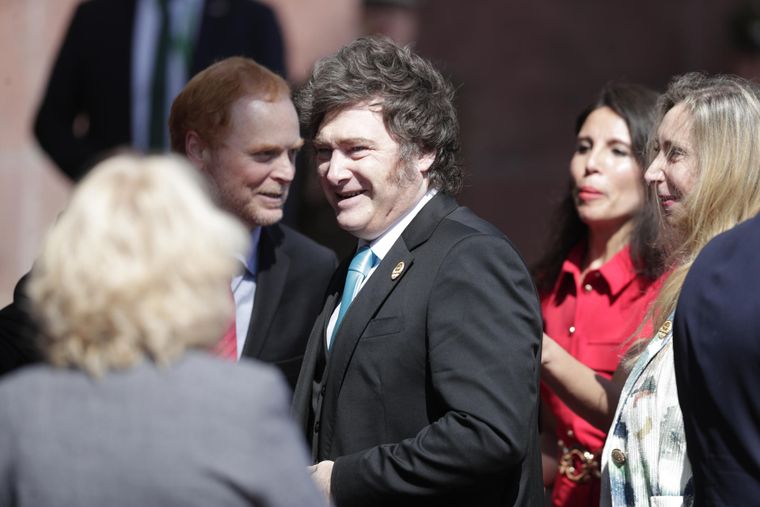 Javier y Karina Milei llegando a la asunción de José Antonio Kast en Valparaíso.