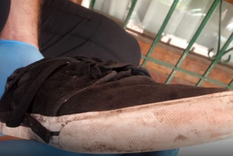 La zapatilla con restos de sangre de Fernando Báez que eran de Máximo Thomsen. La zapatilla con restos de sangre de Fernando Báez que eran de Máximo Thomsen.