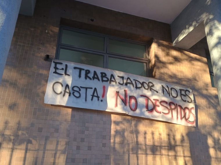 Carteles en la puerta de Vialidad Nacional tras el decreto de disolución por parte del Ejecutivo nacional. Carteles en la puerta de Vialidad Nacional tras el decreto de disolución por parte del Ejecutivo nacional.