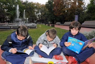 MDZol | Los chicos también juegan en los parques al aire libre. Foto: Gentileza