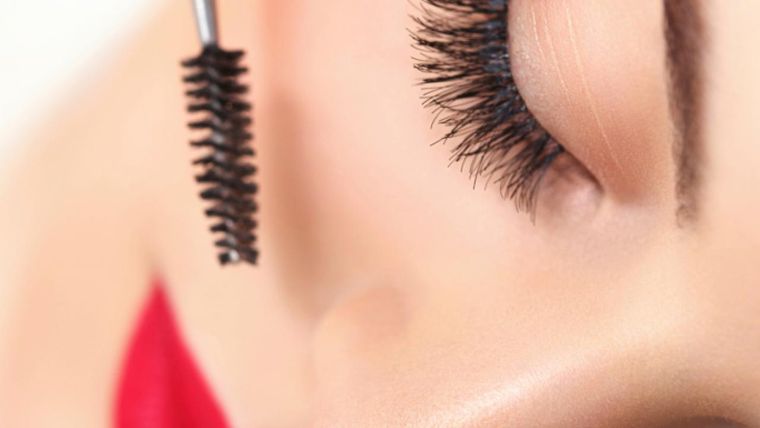 ¡Truco mágico! para  reutilizar y limpiar el cepillo de tu rimel de pestañas