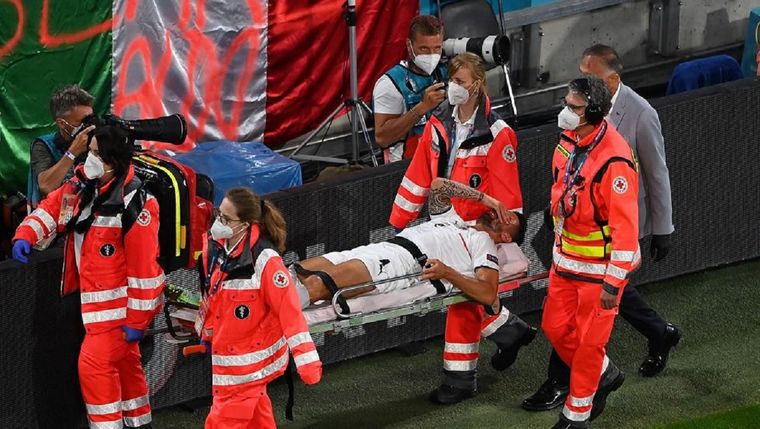 Leonardo Spinazzola es retirado del campo en camilla. Foto: @EURO2020