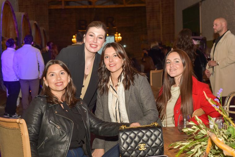 Julia, Janet, Ana y Florencia. Julia, Janet, Ana y Florencia.