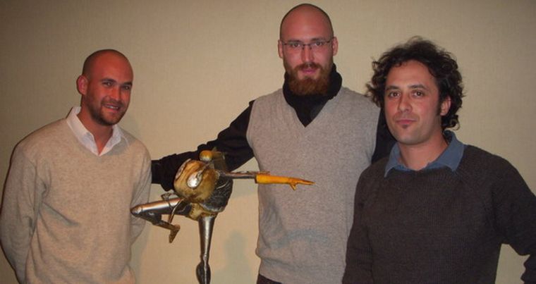 El artista Guillermo Rigattieri (en el centro) junto a su hermano Esteban y su amigo Emiliano Dalmau. Foto: MDZ