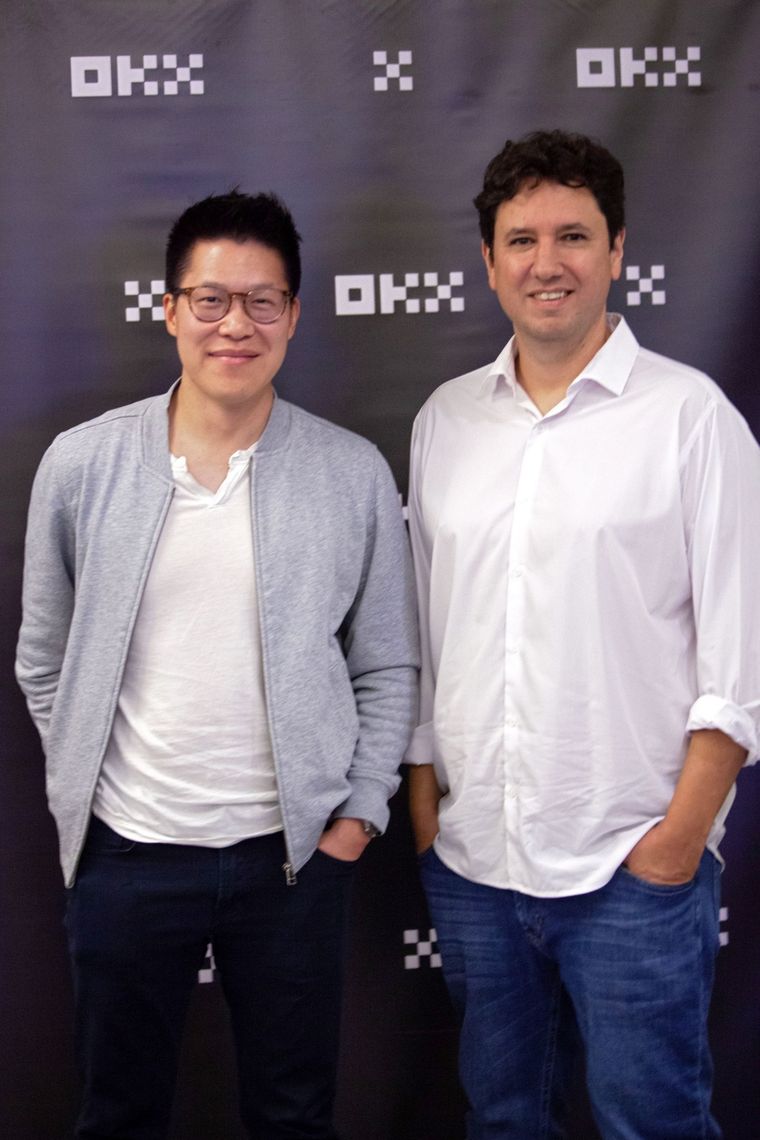 Jason Lau, CIO global de OKX y Alejandro Estrin, country manager de Argentina Foto: OKX