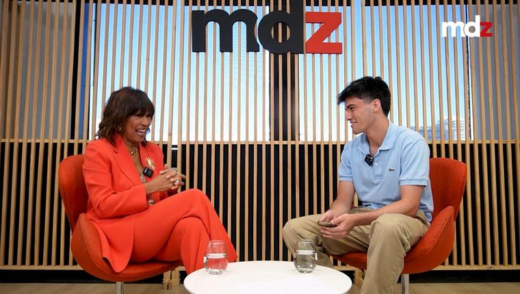 Anama Ferreira charla con un estadounidense sobre ser extranjero en Argentina.