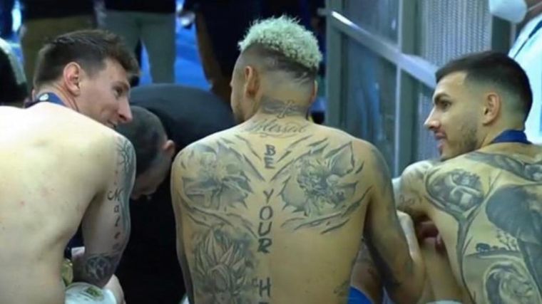 Messi, Neymar y Paredes, luego de la final. Foto: Captura