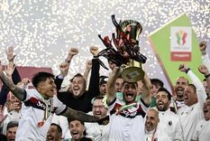 Santiago Castro con la medalla de campeón de la Copa Italia con el Bologna, donde también juega el ex Gimnasia Benjamín Domínguez. Foto: EFE