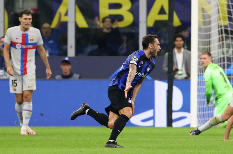 El turco Calhanoglu puso el 1-0 definitivo para el Inter ante el Barcelona. Foto: EFE