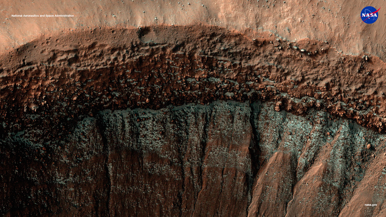 La foto de mayo muestra la superficie de Marte con rocas y capas de tierra marciana, revelando cómo se formó el planeta y cómo cambia con el tiempo. La foto de mayo muestra la superficie de Marte con rocas y capas de tierra marciana, revelando cómo se formó el planeta y cómo cambia con el tiempo.
