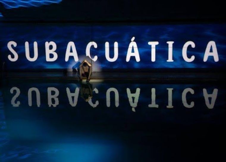 En una pileta de natación, entre el olor a cloro y el bullicio de las clases, cuatro personajes se mantienen a flote.