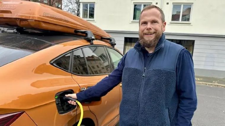 Al igual que un tercio de los automovilistas noruegos, Ståle Fyen conduce ahora un coche eléctrico. Foto: BBC