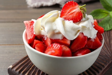 La mejor receta de frutillas con azúcar y crema en minutos La mejor receta de frutillas con azúcar y crema en minutos