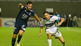 Nacho Fernández se lleva el balón ante la marca de un mediocampista de Acassuso. Insólito lo que pasó en el duelo de Copa Argentina entre el Lobo y Suso.&nbsp; &nbsp;