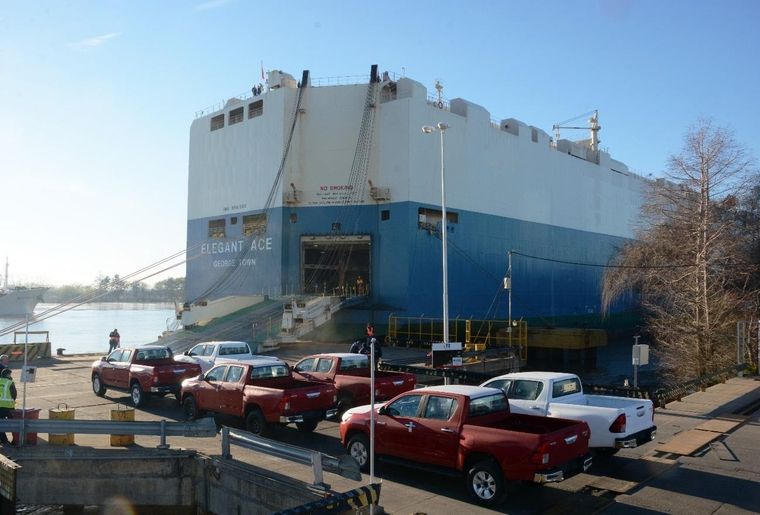 Camionetas de Toyota rumbo al exterior.