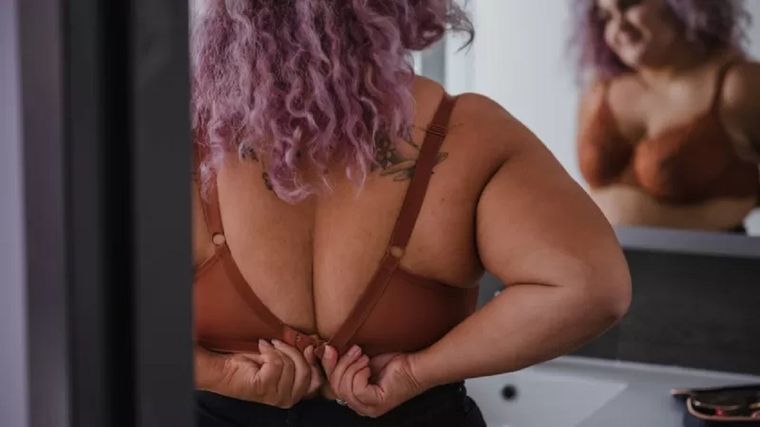 Elegir un sostén que no dañe el tejido mamario es importante. Foto: GETTY IMAGES