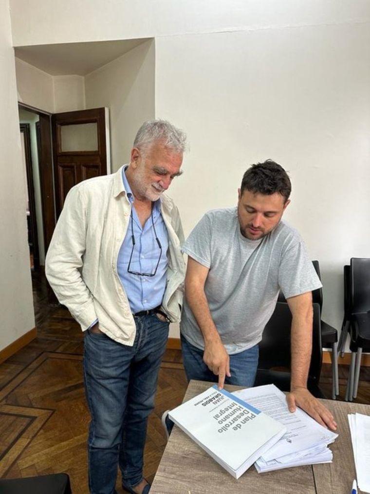 Juan Grabois, junto a Luis Moreno Ocampo, exfiscal del Juicio a las Juntas Foto: Twitter Oficial Juan Grabois