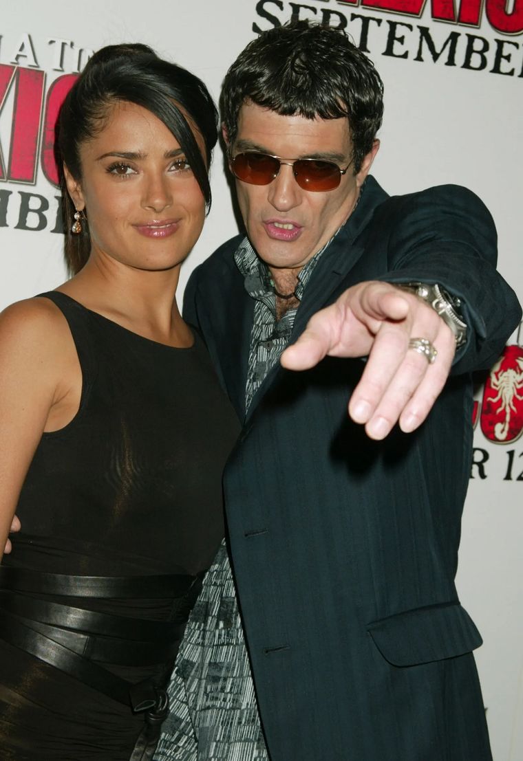 No creerás como lucían Salma Hayek y Antonio Banderas en su primera película juntos Salma Hayek y Antonio Banderas trabajaron en varias películas juntos y son grandes amigos. Foto: Getty Images
