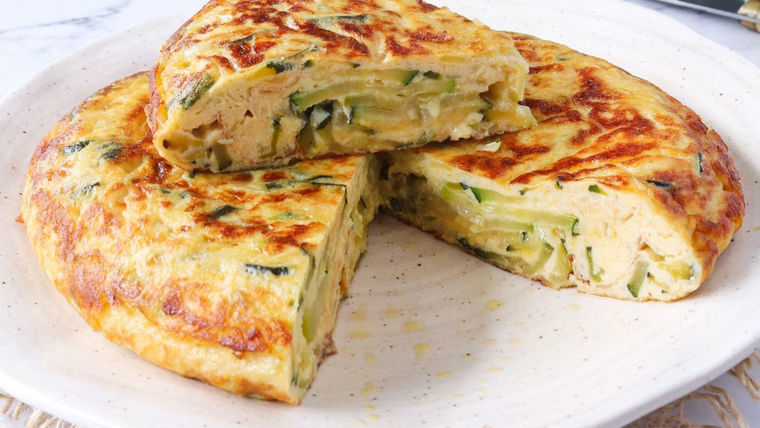 La tortilla de calabacín se puede comer tanto caliente como fría. La tortilla de calabacín se puede comer tanto caliente como fría.