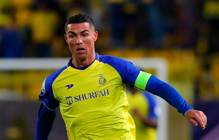 Cristiano Ronaldo El delantero portugués zafó de un insólito golpe accidental de un hincha que invadió la cancha para saludarlo. Foto: Al-Nassr