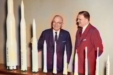MDZol | James E. Webb, presentándole una colección de modelos de cohetes al expresidente Harry S. Truman durante una visita presidencial a la entonces recién inaugurada sede de la Nasa. Foto: GETTY IMAGES