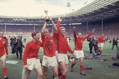 Bobby Charlton festeja ganar el mundial de 1966. Foto: GETTY IMAGES / HULTON ARCHIVE