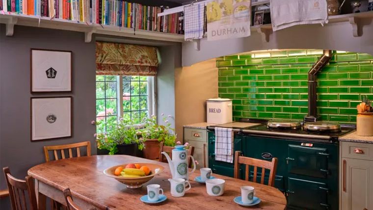 La comodidad de las cocinas estilo cabaña puede provenir de muchas características. Tal vez sean los techos bajos, las texturas cálidas de la madera o las texturas suaves adicionales que se introducen en el espacio, algunas de las cuales se pueden incorporar fácilmente. Foto: Benji Lewis Design