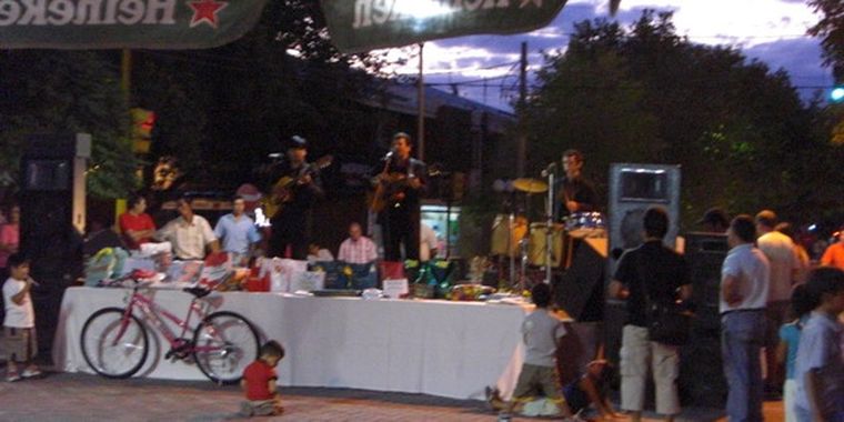 Los Marcelos interpretan una de las tantas canciones que ofrecieron.