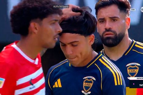 Cristian Medina consoló al Changuito Zeballos al finalizar el primer tiempo. Cristian Medina consoló al Changuito Zeballos al finalizar el primer tiempo.