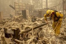 Los incendios forestales arrasaron la localidad de Berry Creek, en California. La imagen es de este sábado. Foto: EPA