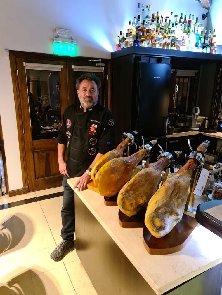 Miguel Martín y los jamones que lo han hecho famoso. Foto: Gentileza