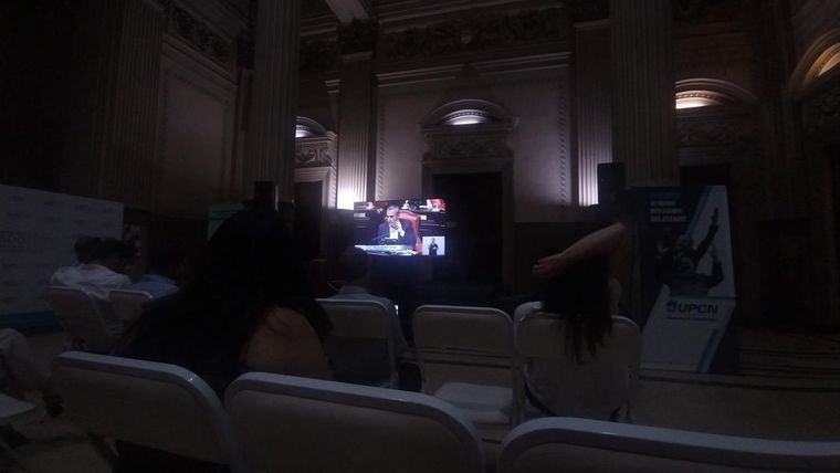 Periodistas legislativos siguiendo, de madrugada y a oscuras, en Pasos Perdidos la sesión del Senado bonaerense que dio luz verde al endeudamiento de Axel Kicillof Periodistas legislativos siguiendo, de madrugada y a oscuras, en Pasos Perdidos la sesión del Senado bonaerense que dio luz verde al endeudamiento de Axel Kicillof