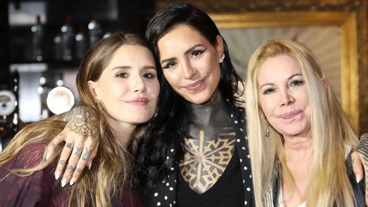 Soledad Aquino, junto a sus hijas Cande y Mica Tinelli