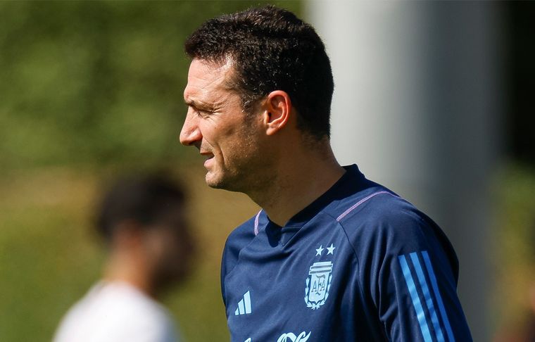Scaloni piensa en más de un cambio para el partido ante Polonia: uno seguro es la salida de Guido Rodríguez. Foto: EFE