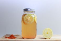 El agua con limón.