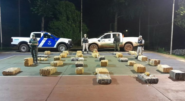 Durante el operativo, los gendarmes contaron con el apoyo de Prefectura Naval Argentina.  Foto: Gendarmería Nacional
