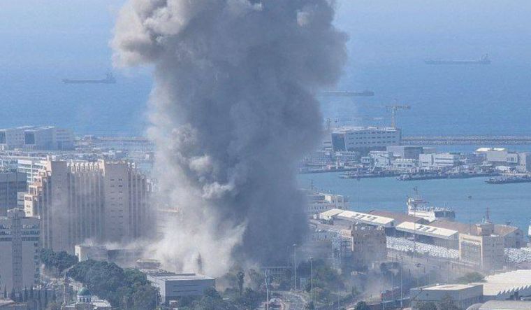 Alerta máxima: Irán bombardeó a Israel y se incendió un edificio de civiles tras el impacto.