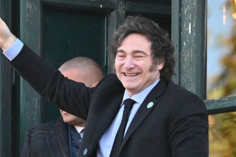 Javier Milei emprendió viaje luego de cerrar la campaña de La Libertad Avanza en Moreno. Foto: EFE Javier Milei emprendió viaje luego de cerrar la campaña de La Libertad Avanza en Moreno. Foto: EFE