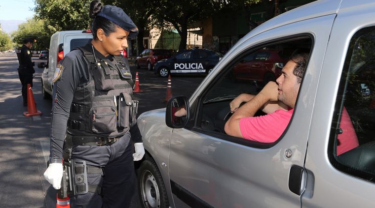 Las fuerzas policiales están trabajando a tope, pero algunos mendocinos no entienden la gravedad de la situación. Foto: Gobierno de Mendoza