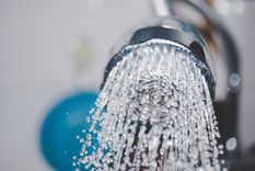 Foto: Real Homes - https://www.realhomes.com/advice/how-to-clean-a-shower-head