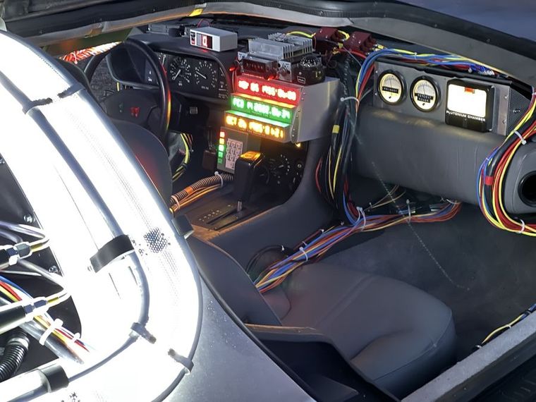 DeLorean DMC-12 El auto es idéntico al de Volver al Futuro.