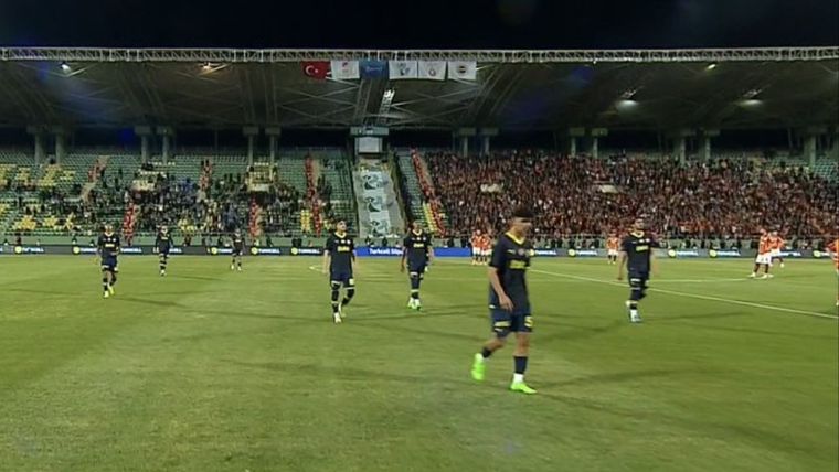Los jugadores se van del campo antes del minuto de juego. Foto: Captura Video