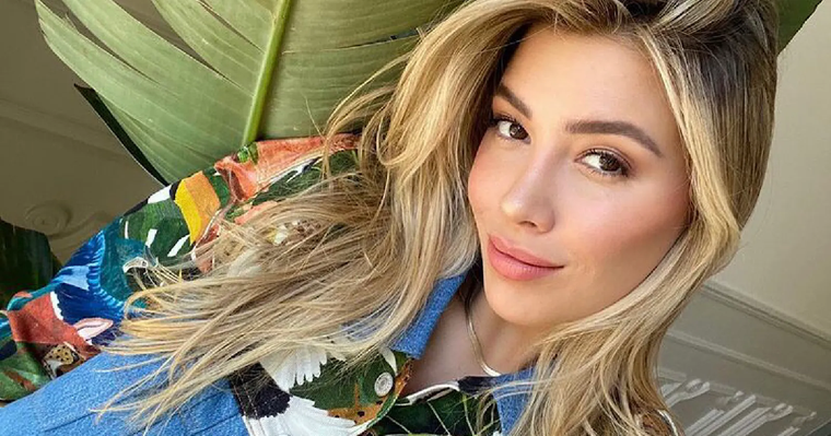 Michelle Salas elige para disfrutar de los atardeceres un nuevo clásico, el Aperol Spritz. Foto: Glamour México