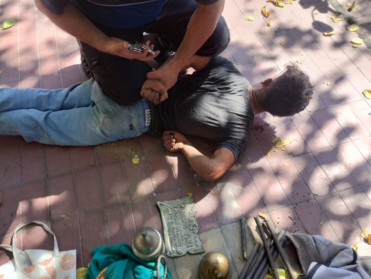 Preventores de Ciudad interceptaron al delincuente cuando intentaba escapar con el botín. Preventores de Ciudad interceptaron al delincuente cuando intentaba escapar con el botín.