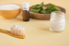 La pasta dental y el bicarbonato forman una preparación abrasiva utilizada para la limpieza doméstica.