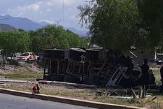 un camionero se quedo sin frenos, volco y murio en las heras