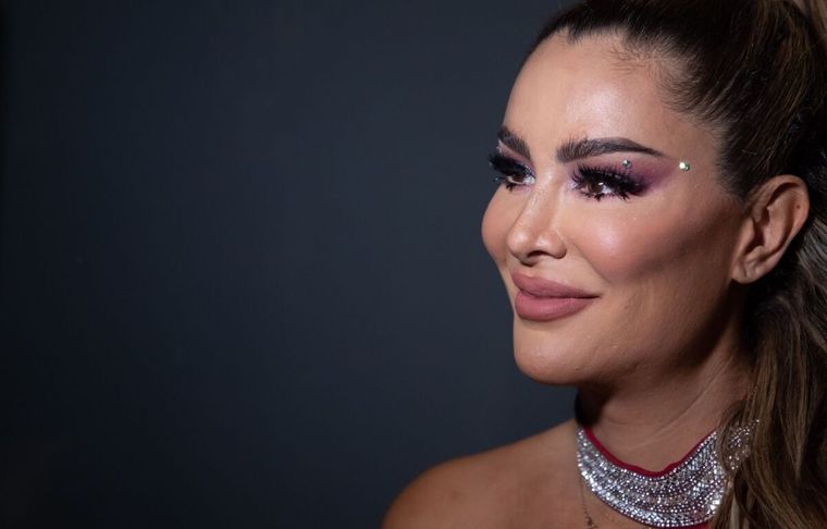 Foto: https://www.latimes.com/espanol/entretenimiento/articulo/2021-03-04/ninel-conde-una-mujer-alejada-de-su-hijo-legalmente-que-habla-de-musica-para-no-pensar-en-sus-penas