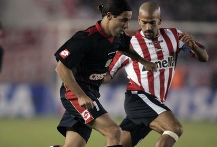 Ferradas aquí sorteando la marca de Verón. Foto: WEB